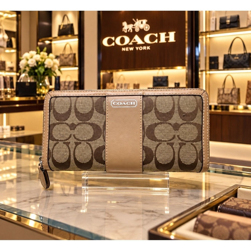 W243 Coach long wallet signature